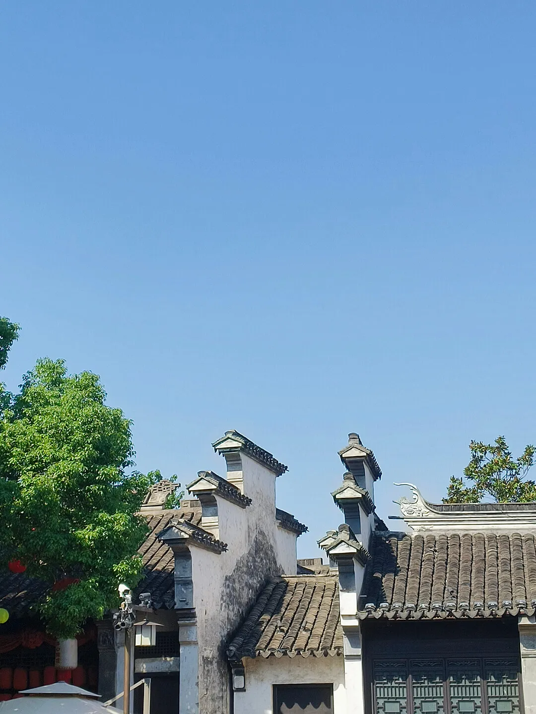 白墙黛瓦，有的巷子窄得只容两人并肩